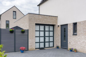 Openslaande garagedeur met gematteerde beglazing | Branbant Deur