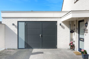 Openslaande Garagedeur met zijpaneel met glas | brabant Deur