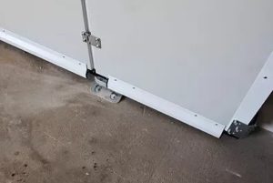 Zijwaarts schuivende garagedeur met geleide nokken | brabant deur