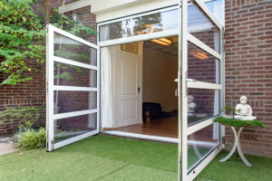 openslaande garagedeur met glazen panelen | Brabant Deur