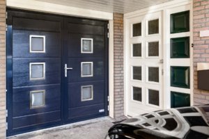 openslaande garagedeuren met vierkante RVS ramen | Brabant Deur