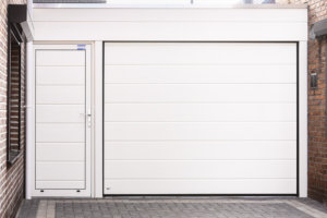 sectionaaldeur met loopdeur stijl ligna | Brabant Deur