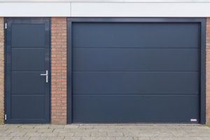 Garagedeur Antra met vrijstaande loopdeur | Brabant Deur