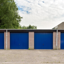 Rij nieuwe Hörmann kanteldeuren in garageboxen | Brabant Deur