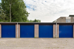 Rij nieuwe Hörmann kanteldeuren in garageboxen | Brabant Deur