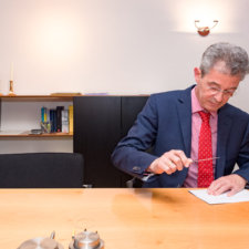 notaris opent envelop winnaar | Brabant Deur