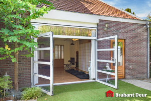 openslaande garagedeur met volledige glazen panelen | Brabant Deur